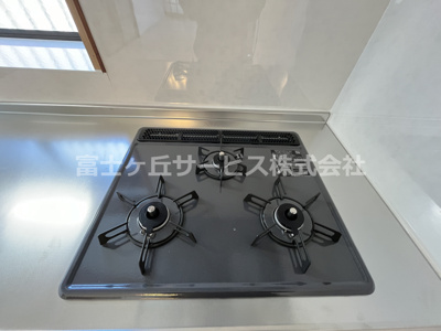 【キッチン】 | 袋井市新池 中古戸建て | 3口ガスコンロ