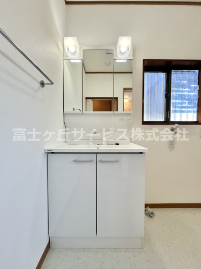 【独立洗面台】 | 袋井市新池 中古戸建て | 独立洗面台、朝の身支度には欠かせません