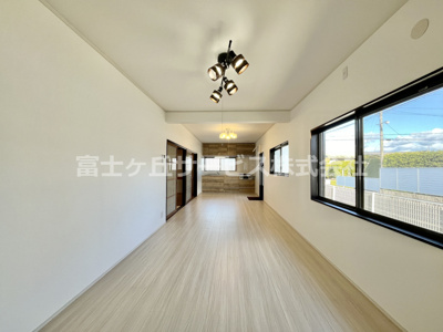 【居間・リビング】 | 袋井市新池 中古戸建て | 細長いLDK
