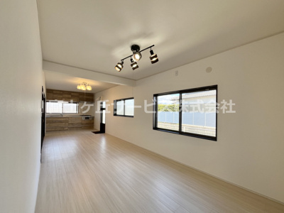 【居間・リビング】 | 袋井市新池 中古戸建て | ダイニングとリビングを分けて使いやすいLDKです