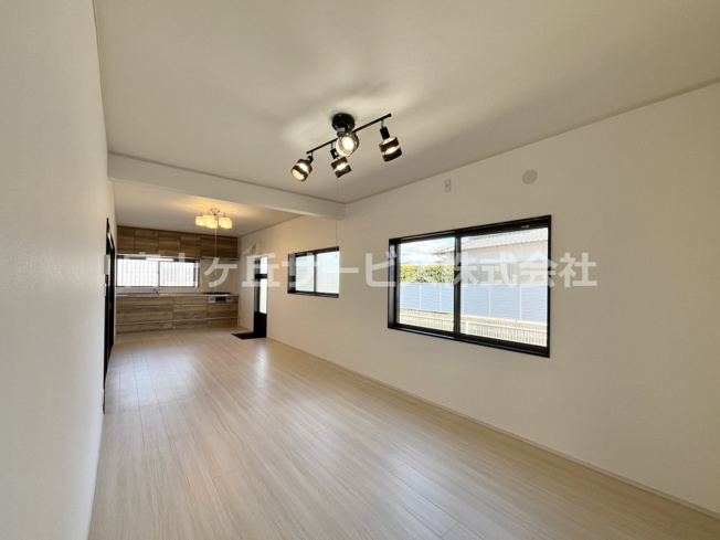 【居間・リビング】 | 袋井市新池 中古戸建て | ダイニングとリビングを分けて使いやすいLDKです
