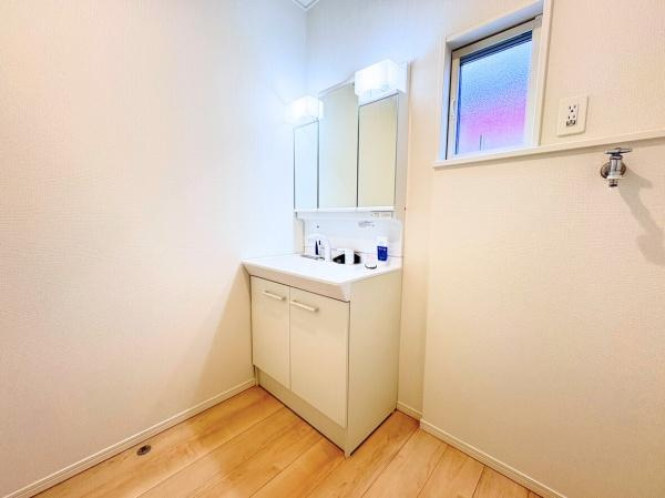 横塚1丁目　中古の独立洗面台|コンセントと照明がある独立洗面台