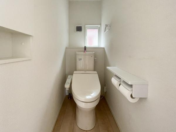 横塚1丁目　中古のトイレ|コンパクトな空間に使いやすさが備わったトイレです。ペーパーホルダーや収納スペースも設置されています。窓があり換気もしやすい設計です。