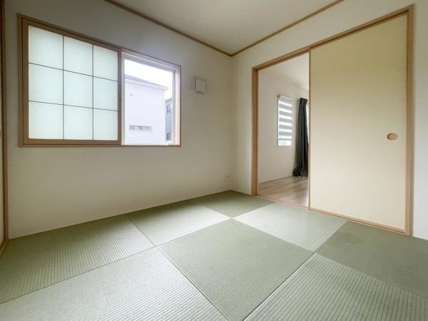 横塚1丁目　中古の和室|リビング横に併設された、1階約4.5帖の和室です。窓からの自然光がしっかりと入り、畳が広がる落ち着いた空間となっています。収納もあり、使い勝手の良さも魅力です。