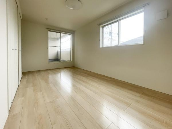 横塚1丁目　中古の洋室|広々とした2階約8.7帖の洋室です。大きな窓から明るい光が差し込む開放感のある空間。ナチュラルなフローリングとホワイトの壁が明るさをプラスしてくれます。バルコニーにも出やすい設計です。