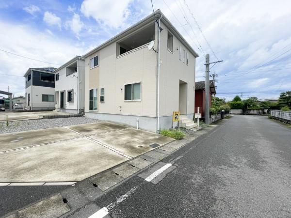 横塚1丁目　中古の前面道路含む現地写真|前面道路が広く見通しの良い環境です。現地は角地に位置しており開放感のある配置となっています。周囲には同様の住宅が並び整然とした街並みが広がります。駐車スペースもゆとりが感じられます。