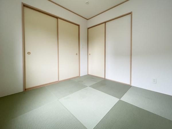 横塚1丁目　中古の和室|1階約4.5帖の和室は、落ち着いた色合いの畳が敷かれており和室ならではの雰囲気を楽しめます。収納もあり使い勝手に優れています。