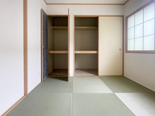 横塚1丁目　中古の収納|和室の収納スペースは奥行きがあり使い勝手の良い設計です。襖付きで中身を隠せるため見た目もすっきりしています。棚の高さが異なるためさまざまなものを整理できます。
