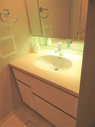 クオリア銀座やま祢ビルの洗面所|明るい洗面所です