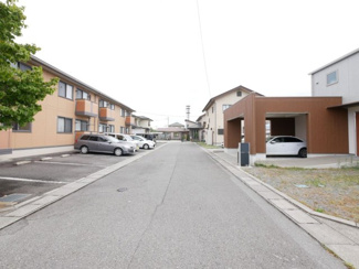 【前面道路含む現地写真】 | 北側幅員6ｍ公道　車庫入れも楽々です。