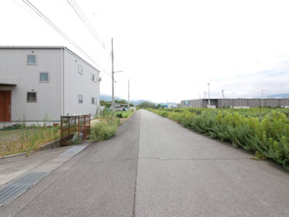 【前面道路含む現地写真】 | 西側幅員6ｍ公道　土手沿いで散歩にも良