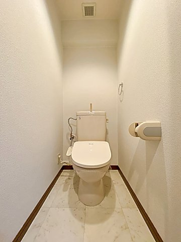 グランモール一社のトイレ|落ち着いた色調のトイレです