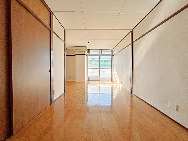 親和ビルの居間・リビング|ゆったり過ごせる居間です