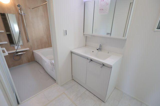 《仲介手数料無料》南区大字太田窪2610-4新築一戸建てミラスモの独立洗面台|撮影日 2025年11月19日 14:30 晴れ