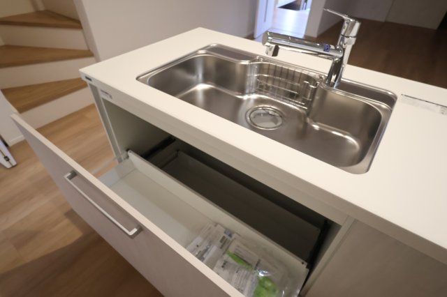 《仲介手数料無料》南区大字太田窪2610-4新築一戸建てミラスモのキッチン|撮影日 2025年11月19日 14:30 晴れ