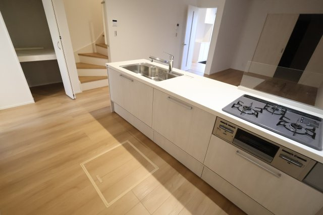 《仲介手数料無料》南区大字太田窪2610-4新築一戸建てミラスモのキッチン|撮影日 2025年11月19日 14:30 晴れ