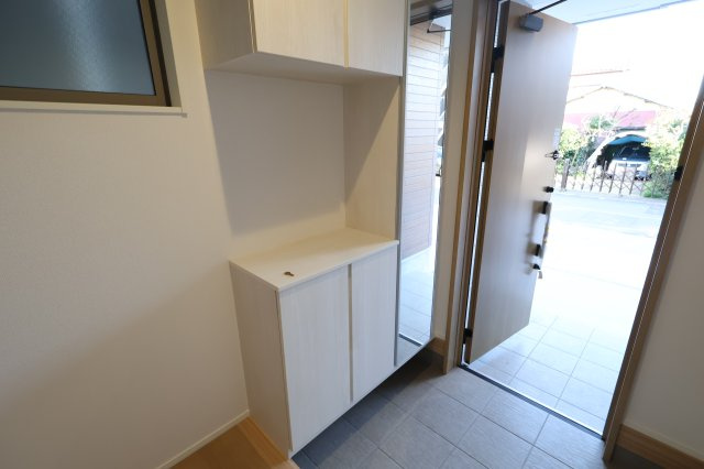 《仲介手数料無料》南区大字太田窪2610-4新築一戸建てミラスモの玄関|撮影日 2025年11月19日 14:30 晴れ