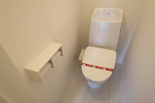 《仲介手数料無料》南区大字太田窪2610-4新築一戸建てミラスモのトイレ|撮影日 2025年11月19日 14:30 晴れ