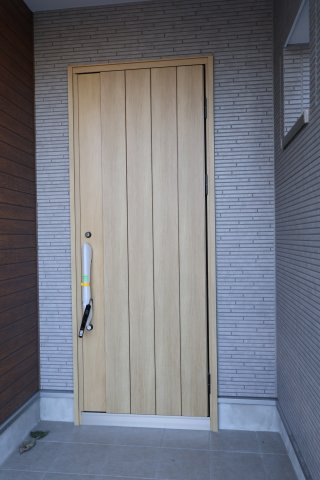 《仲介手数料無料》南区大字太田窪2610-4新築一戸建てミラスモの玄関|撮影日 2025年11月19日 14:30 晴れ