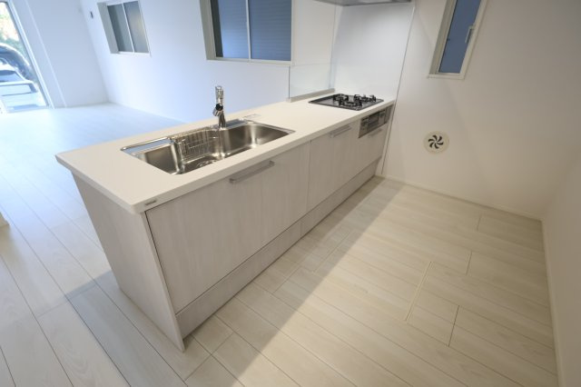 《仲介手数料無料》南区大字太田窪2610-4(2号棟)新築一戸建てミラスモのキッチン|撮影日 2025年11月19日 14:30 晴れ