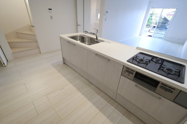 《仲介手数料無料》南区大字太田窪2610-4(2号棟)新築一戸建てミラスモのキッチン|撮影日 2025年11月19日 14:30 晴れ