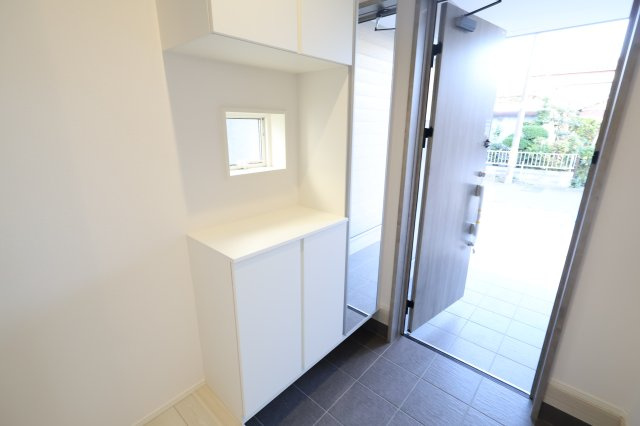 《仲介手数料無料》南区大字太田窪2610-4(2号棟)新築一戸建てミラスモの玄関|撮影日 2025年11月19日 14:30 晴れ