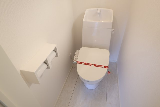 《仲介手数料無料》南区大字太田窪2610-4(2号棟)新築一戸建てミラスモのトイレ|撮影日 2025年11月19日 14:30 晴れ