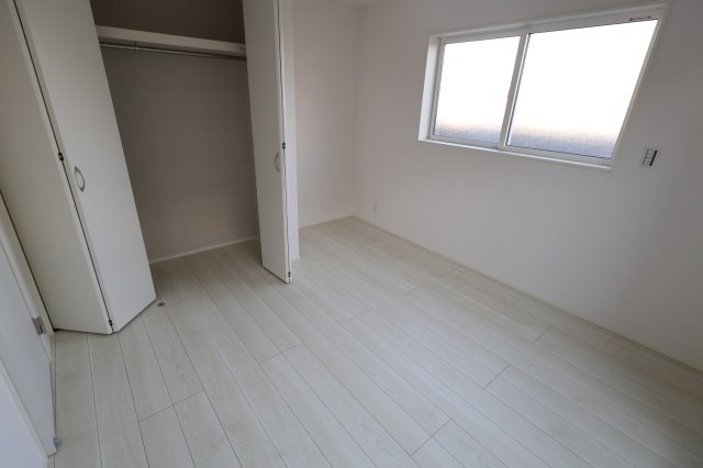 《仲介手数料無料》南区大字太田窪2610-4(2号棟)新築一戸建てミラスモの洋室|撮影日 2025年11月19日 14:30 晴れ