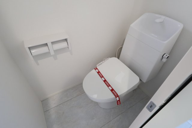 《仲介手数料無料》南区大字太田窪2610-4(2号棟)新築一戸建てミラスモのトイレ|撮影日 2025年11月19日 14:30 晴れ