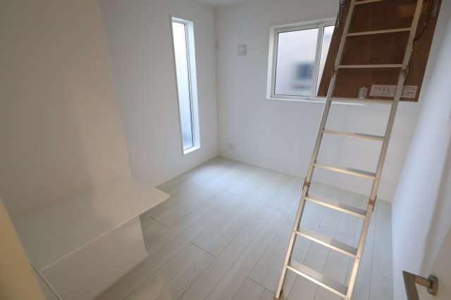 《仲介手数料無料》南区大字太田窪2610-4(2号棟)新築一戸建てミラスモの洋室|撮影日 2025年11月19日 14:30 晴れ