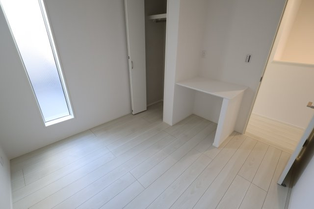 《仲介手数料無料》南区大字太田窪2610-4(2号棟)新築一戸建てミラスモの洋室|撮影日 2025年11月19日 14:30 晴れ