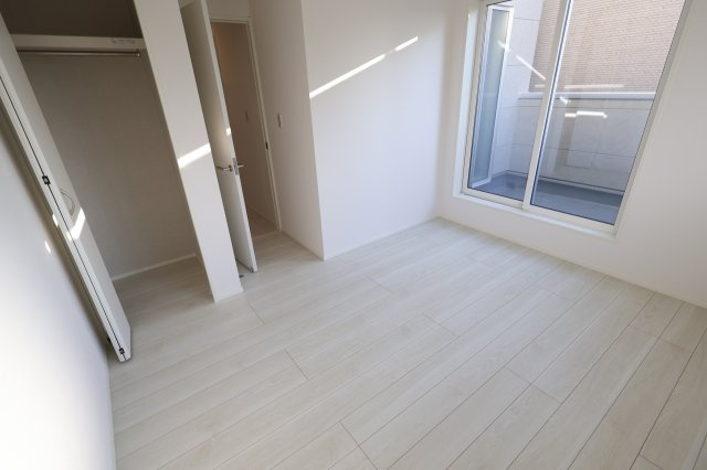 《仲介手数料無料》南区大字太田窪2610-4(2号棟)新築一戸建てミラスモの洋室|撮影日 2025年11月19日 14:30 晴れ