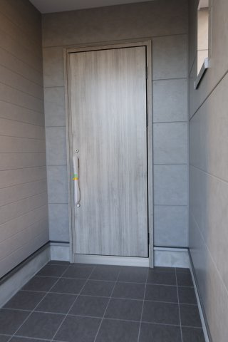 《仲介手数料無料》南区大字太田窪2610-4(2号棟)新築一戸建てミラスモの玄関|撮影日 2025年11月19日 14:30 晴れ