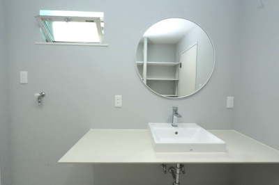 【洗面所】 | 町田市金森7丁目中古戸建て | 素敵なアクセントになっている鏡のある洗面台。