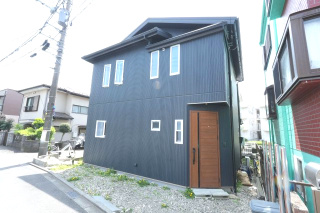【外観】 | 町田市金森7丁目中古戸建て | 外壁、屋根もリフォーム済みのため、大変きれいです。ガリバリウム鋼板風の塗装になります。