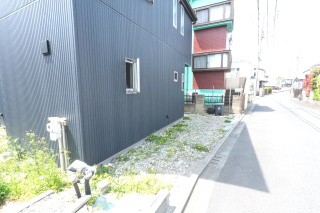 【外観】 | 町田市金森7丁目中古戸建て | 玄関前　北東方面　
駐車スペースもございます。