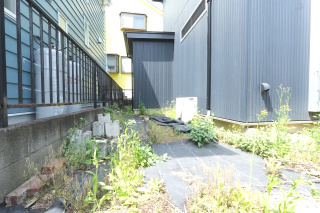 【庭】 | 町田市金森7丁目中古戸建て | 裏側　南西方面
ウッドデッキなどDIYするのも良さそうです。