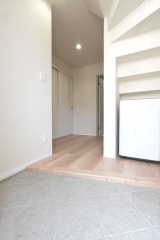 【玄関】 | 町田市金森7丁目中古戸建て | 玄関も広く、階段下にはベビーカーなども収納できそうです。