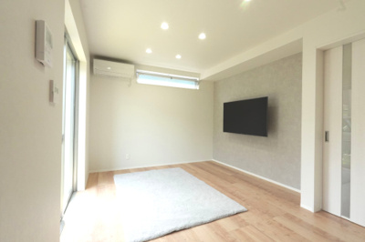 【居間・リビング】 | 町田市金森7丁目中古戸建て | 約13帖のリビング。窓が大きく明るい空間です。