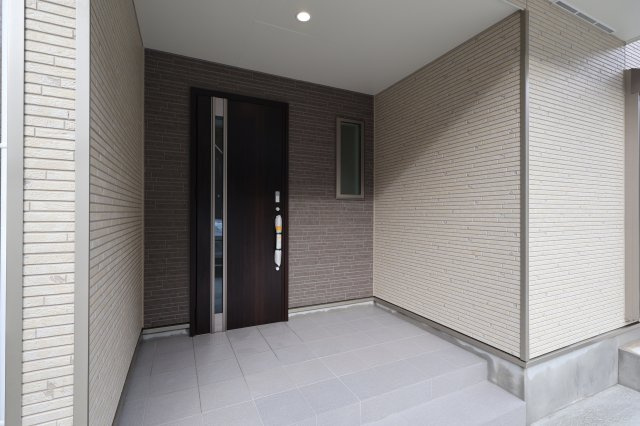 《仲介手数料無料》緑区大字三室615-1(M号棟)新築一戸建てハートフルタウンの玄関|撮影日 2025年11月11日 14:00 曇り