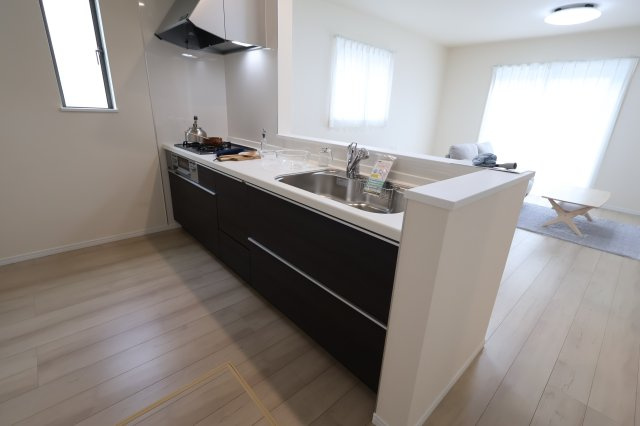 《仲介手数料無料》緑区大字三室615-1(M号棟)新築一戸建てハートフルタウンのキッチン|撮影日 2025年11月11日 14:00 曇り