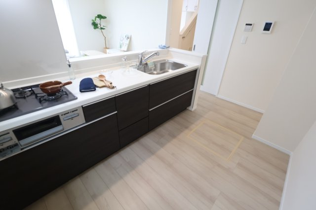 《仲介手数料無料》緑区大字三室615-1(M号棟)新築一戸建てハートフルタウンのキッチン|撮影日 2025年11月11日 14:00 曇り