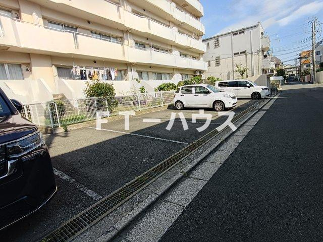 ＬＥＯ拾八番館の駐車場