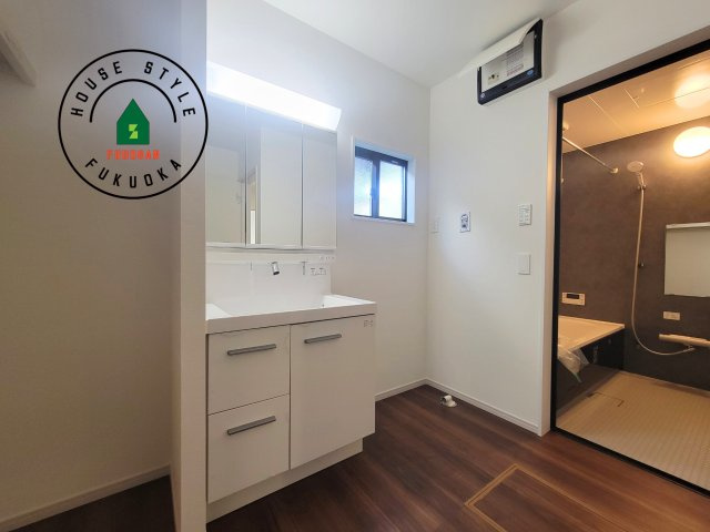 太宰府市都府楼南5丁目第1-3棟（3号棟）の脱衣所|ゆとりの洗面スペースで朝の身支度もスムーズに。暮らしを快適に変えるシャワー付洗面台です！