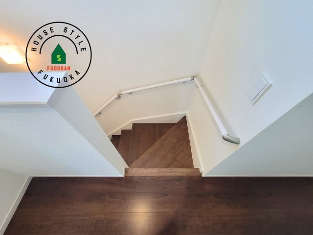 太宰府市都府楼南5丁目第1-3棟（3号棟）の内装|＜手すり付階段＞手すりがないと階段の昇り降りで危険なことはもちろん、壁に手をつきながら歩くことで壁紙が汚れやすくなります。すべての方に快適に昇り降りしていただくため、手すりを設置しました。