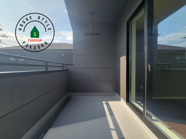 太宰府市都府楼南5丁目第1-3棟（3号棟）のバルコニー|風をしっかりと感じられるバルコニーでは、毎日が洗濯日和です。広々としているので洗濯も楽しくなるでしょうし、気分転換にバルコニーからの眺めを楽しむのもいいでしょう。