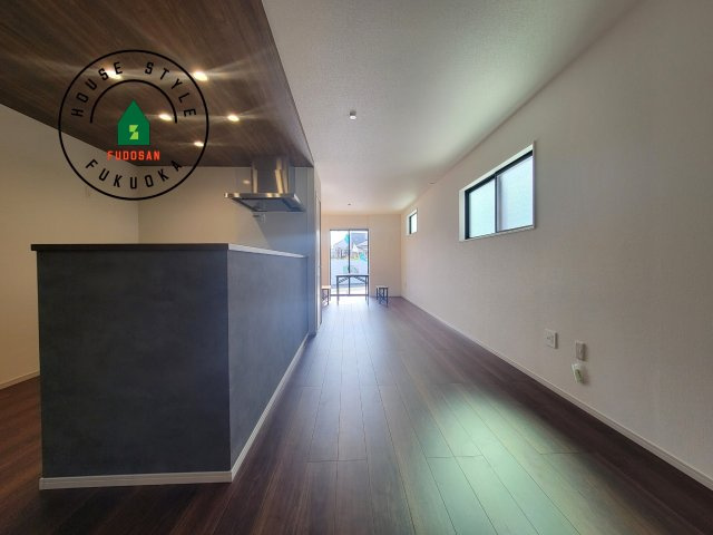 太宰府市都府楼南5丁目第1-3棟（3号棟）の居間・リビング|キッチンからリビングをしっかり確認できます。家族の笑顔があふれる空間になりそうですね。