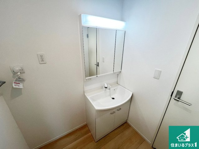 加古川市野口町良野　第12期　新築一戸建ての独立洗面台|清潔感のある洗面台です。フラットな鏡は掃除がしやすく毎日清潔！鏡裏には収納があるのでスッキリとした洗面台が保てます。