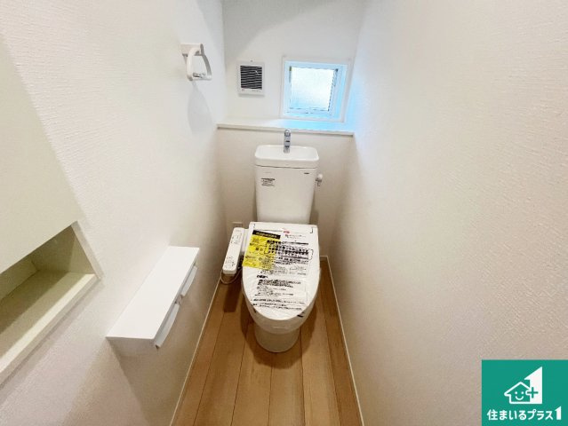 加古川市野口町良野　第12期　新築一戸建てのトイレ|1・2階の2ヶ所にあるので、朝の忙しい時間の順番待ちもなく、深夜の利用にも大変便利です。