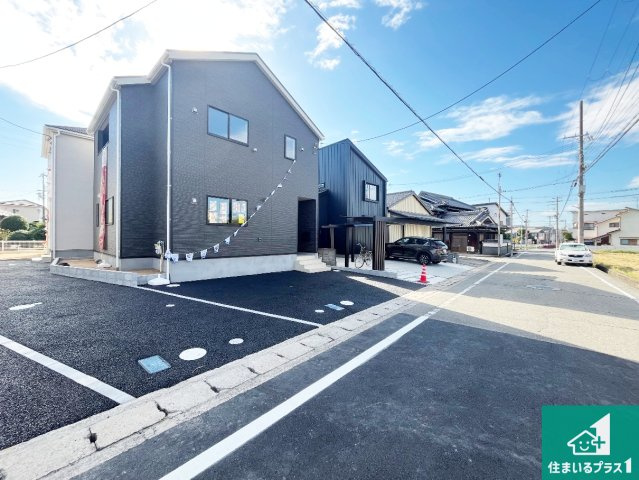 加古川市野口町良野　第12期　新築一戸建ての前面道路含む現地写真|周辺は閑静な住宅街！前面道路広々で車の出し入れも便利です。駐車が苦手な方でも安心して車庫入れできます！